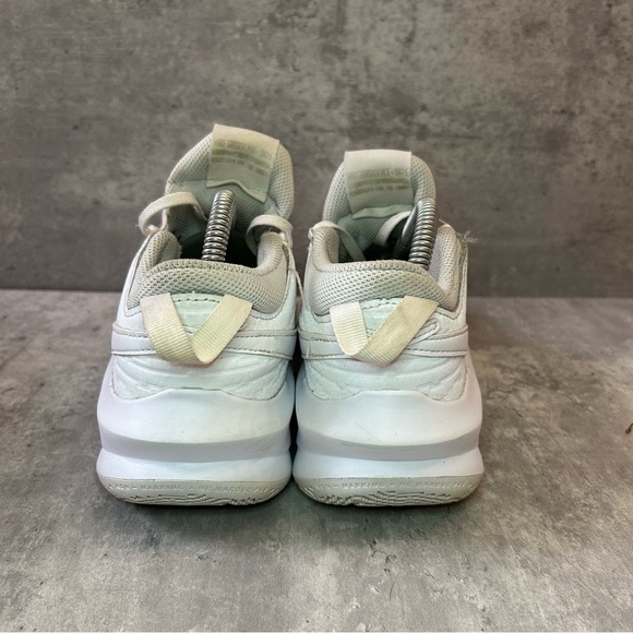 Nike Team Hustle Basketball Shoes CW6735-101 Womens sz 7 - white - Picture 4 of 6